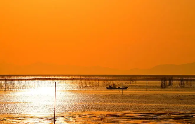 二つの特徴的な海と山脈・平野に囲まれた街。